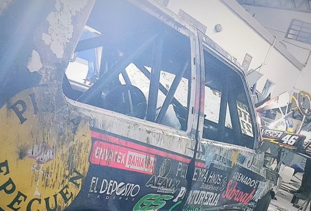 Un incendio en un taller de Bahía Blanca causó importantes daños en el auto de carrera del piloto pigüense Federico Vincet