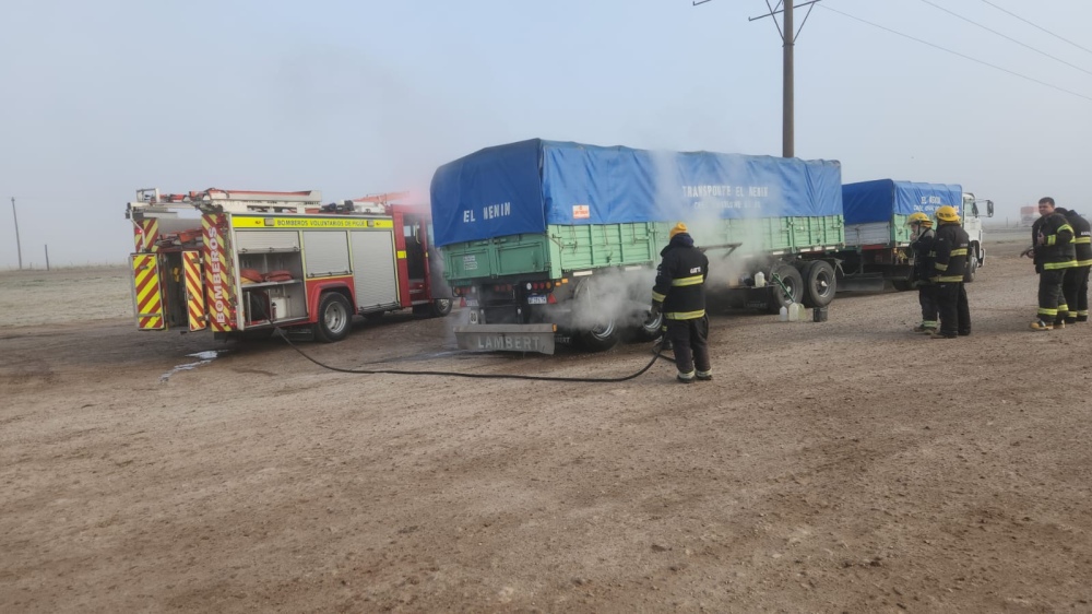 Principio de incendio en el acoplado de un camión