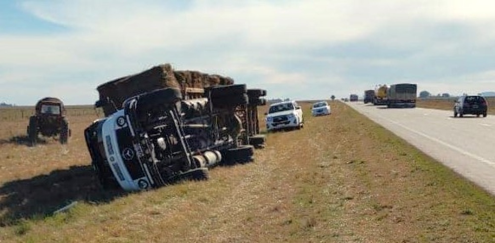 Un camión volcó en la tarde de hoy en el km 109 de Ruta Nacional Nº 33