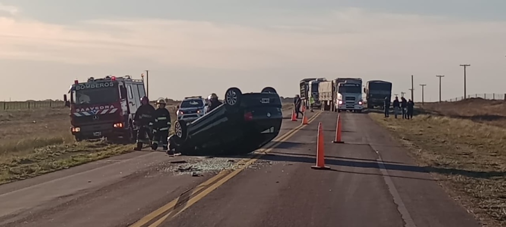 Vuelco de un auto tras colisionar con un camión de transporte de nuestra ciudad en la Ruta 33