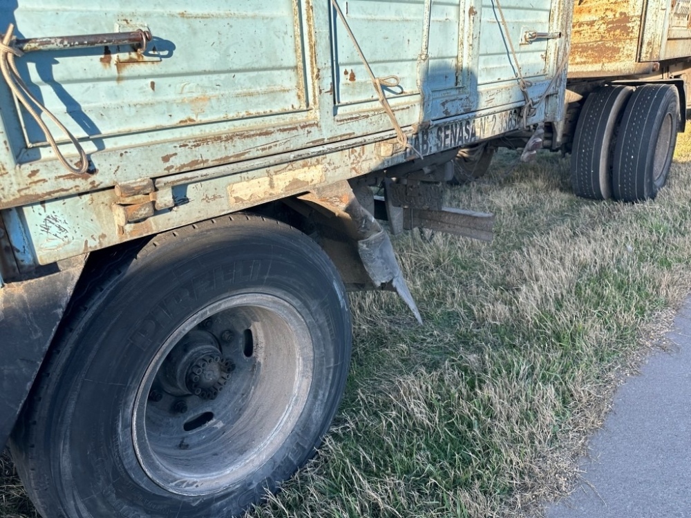 Vuelco de un auto tras colisionar con un camión de transporte de nuestra ciudad en la Ruta 33