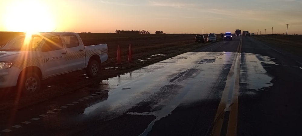 Vuelco de un auto tras colisionar con un camión de transporte de nuestra ciudad en la Ruta 33