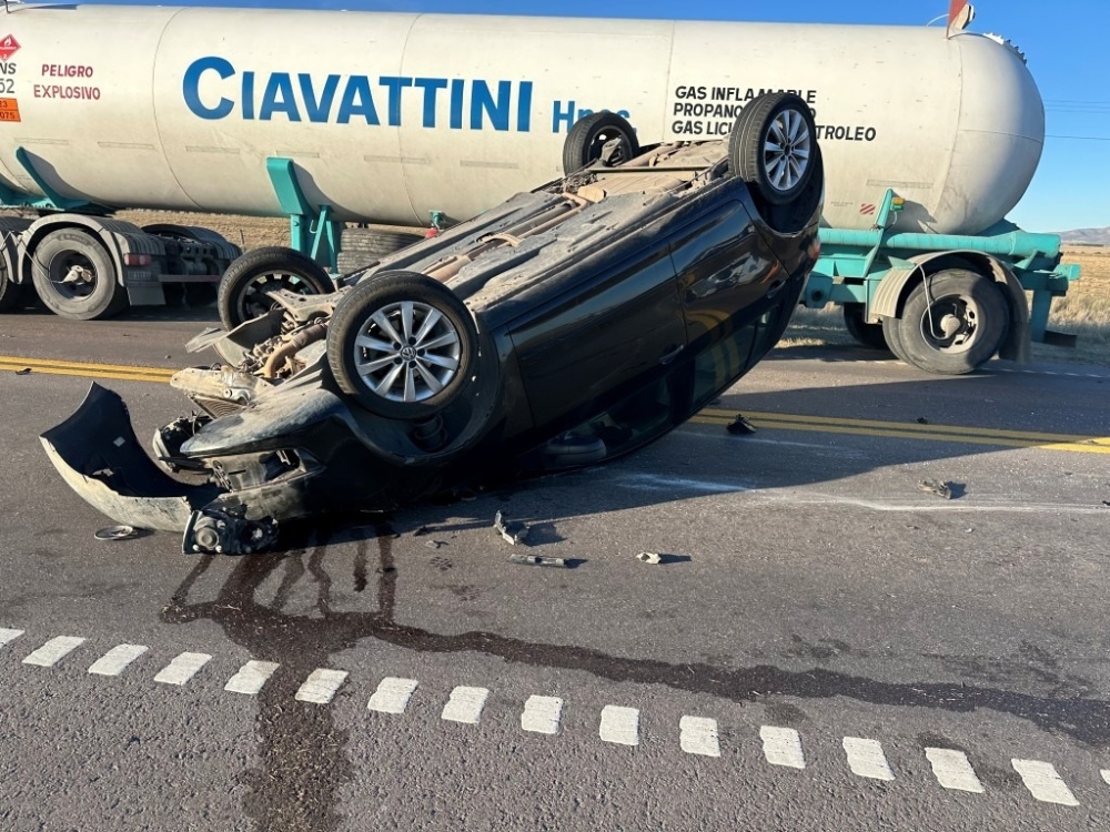 Vuelco de un auto tras colisionar con un camión de transporte de nuestra ciudad en la Ruta 33