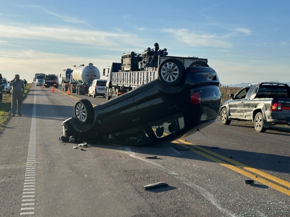 Vuelco de un auto tras colisionar con un camión de transporte de nuestra ciudad en la Ruta 33