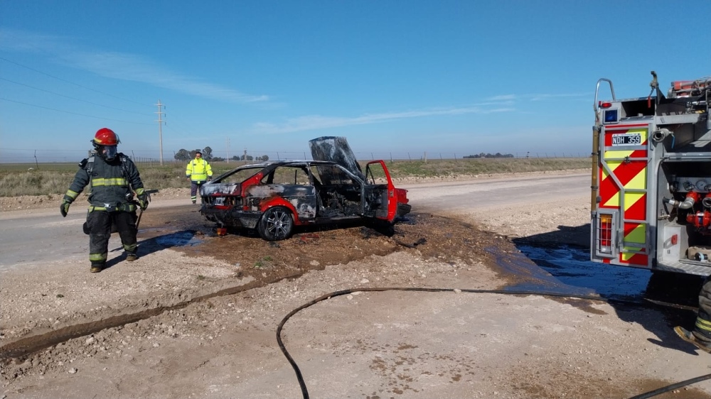 Se incendió un vehículo Volkswagen Gol camino a Chasicó, en cercanías del acceso a Ruta 33