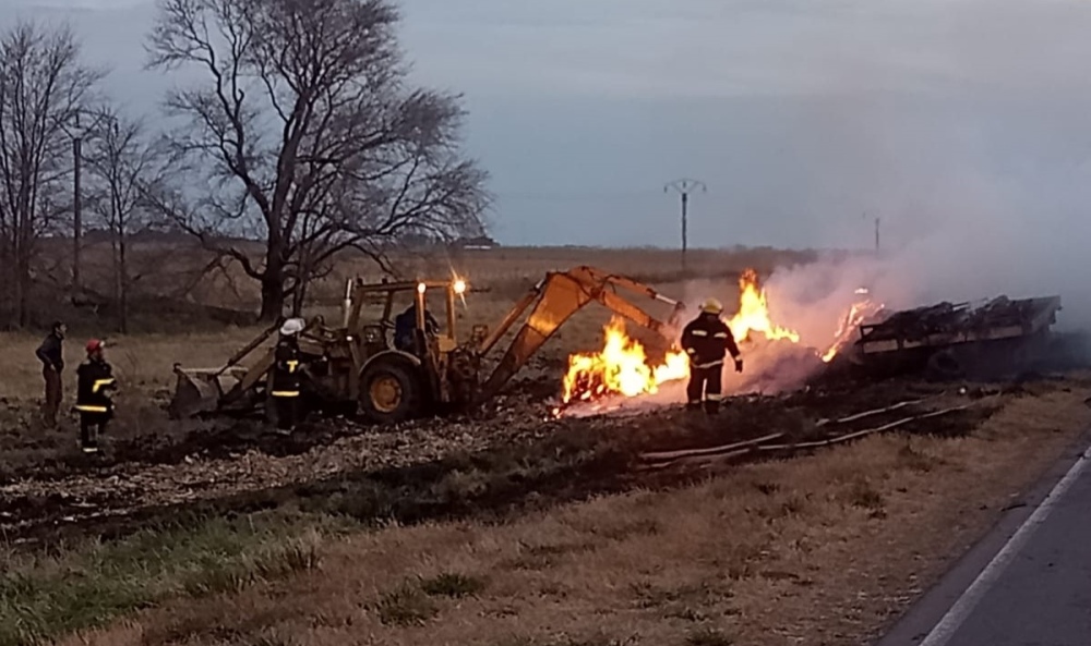 Incendió de la carga de un transporte en cercanías de Espartillar