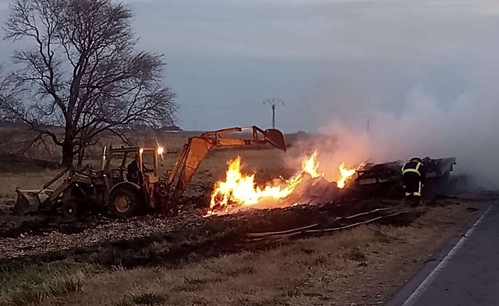 Incendió de la carga de un transporte en cercanías de Espartillar