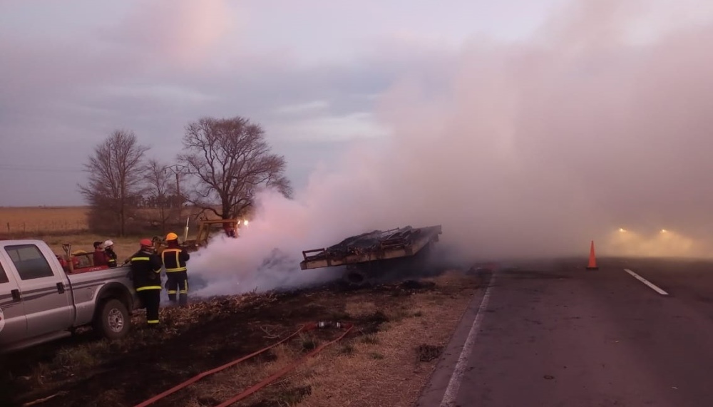 Incendió de la carga de un transporte en cercanías de Espartillar