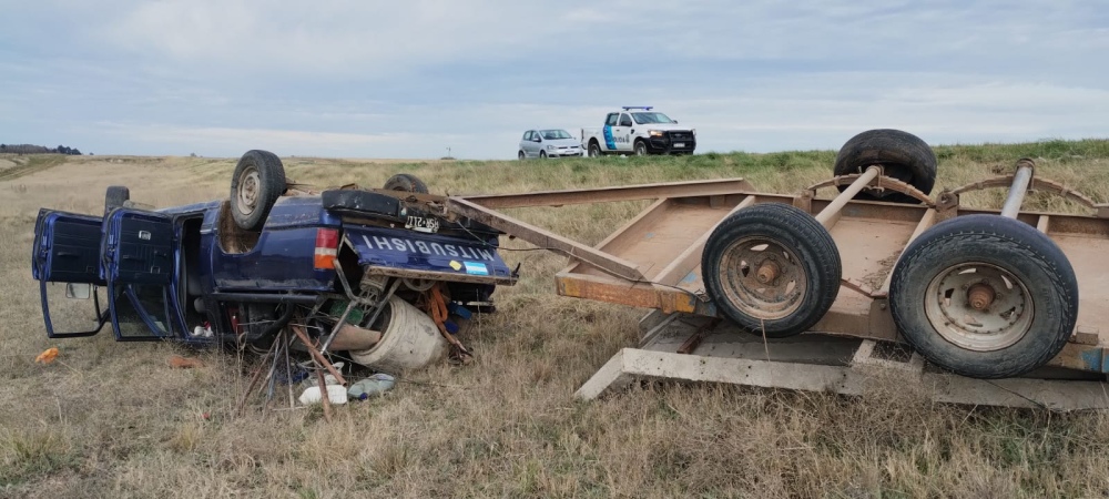 Vuelco de una camioneta en la loma de la cantera en Ruta 33 