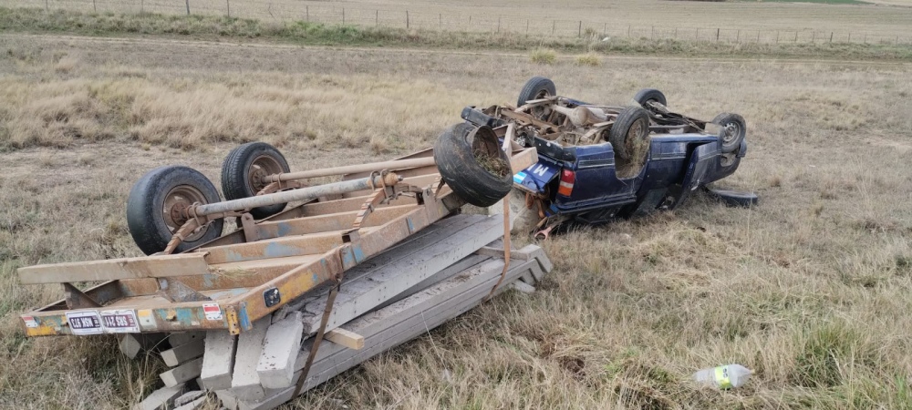 Vuelco de una camioneta en la loma de la cantera en Ruta 33 