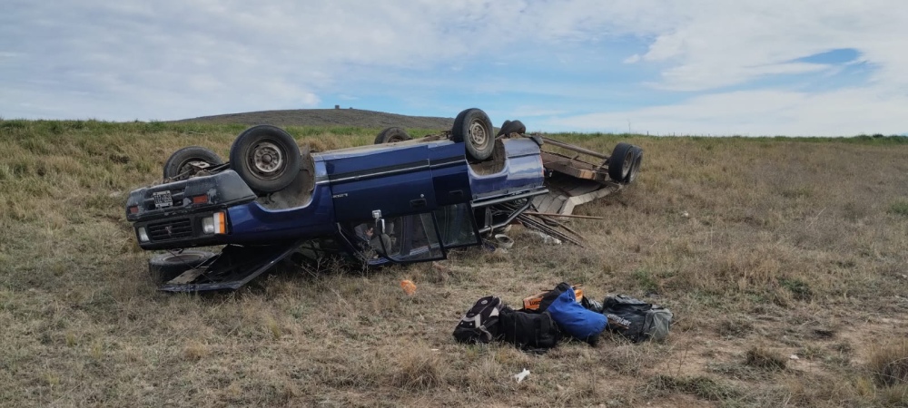 Vuelco de una camioneta en la loma de la cantera en Ruta 33 