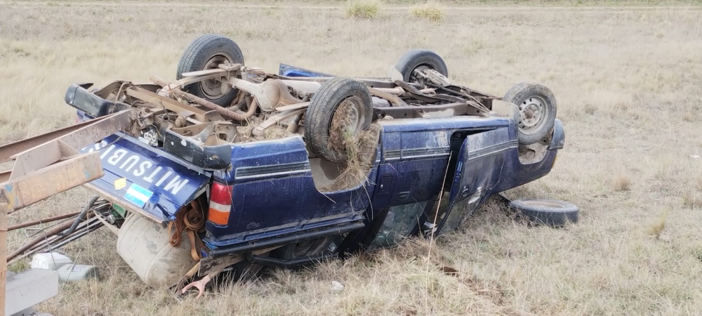 Vuelco de una camioneta en la loma de la cantera en Ruta 33 