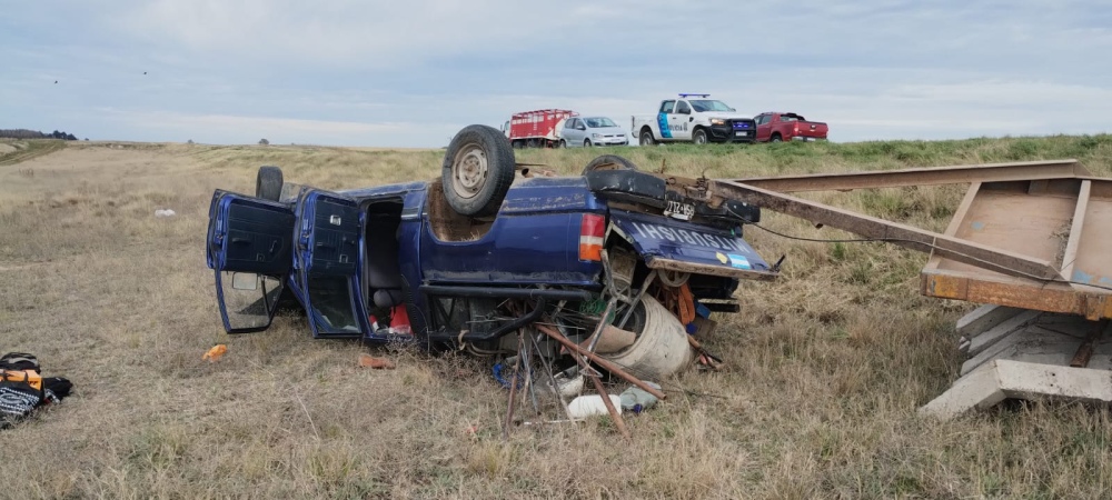 Vuelco de una camioneta en la loma de la cantera en Ruta 33 