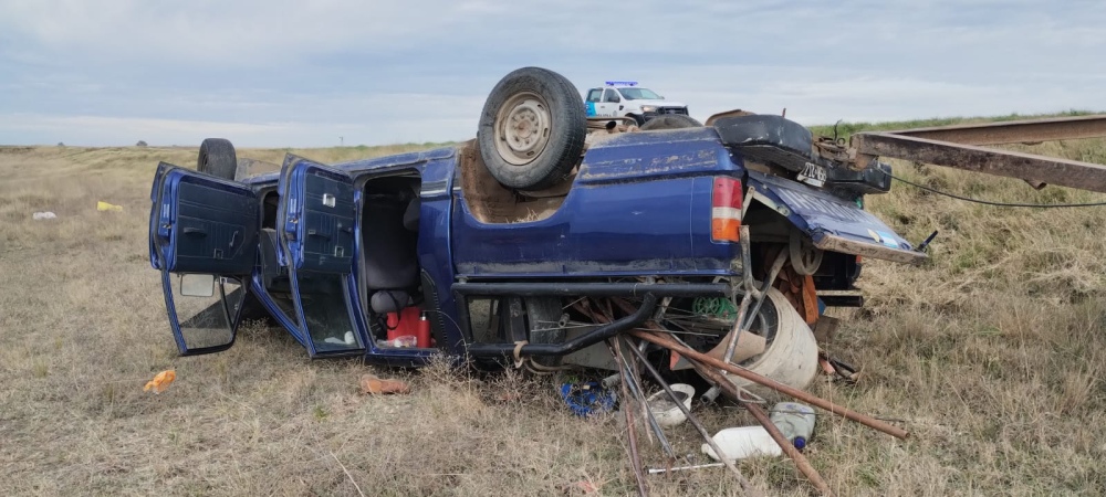 Vuelco de una camioneta en la loma de la cantera en Ruta 33 