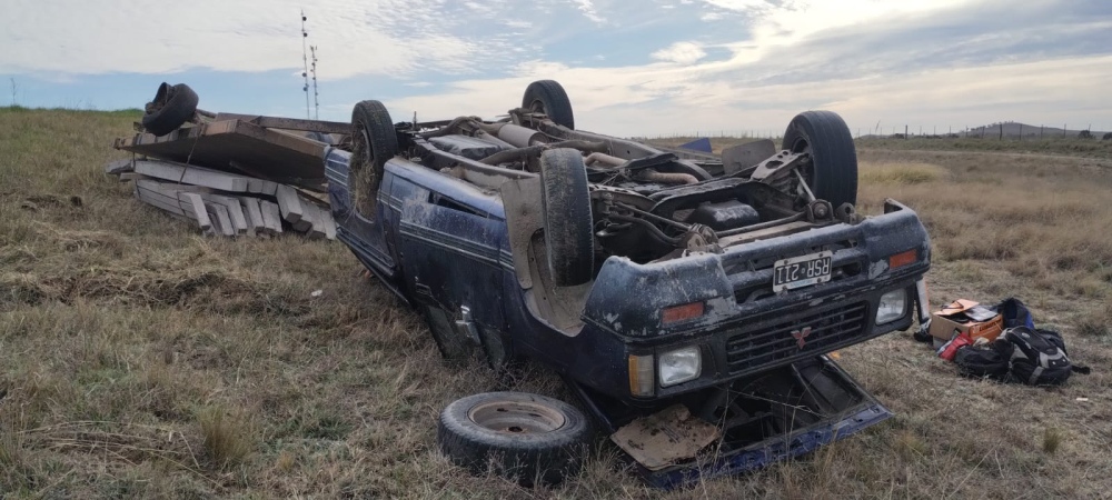 Vuelco de una camioneta en la loma de la cantera en Ruta 33 