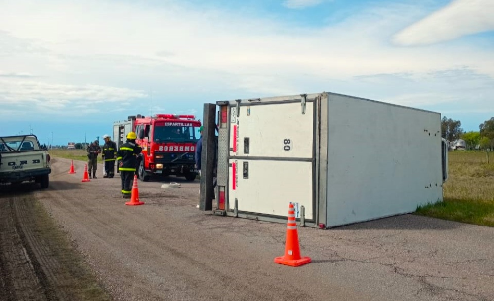 Vuelco de un camión de carga cerca del acceso a Espartillar