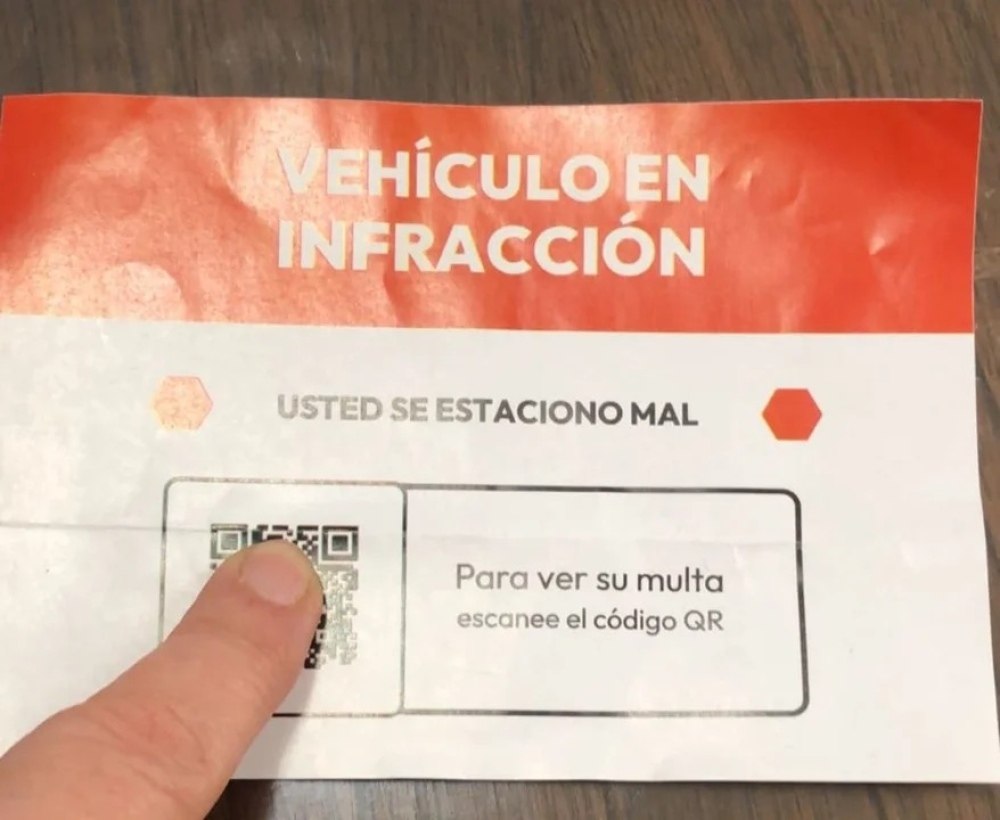 Nueva modalidad de estafa: colocan multas falsas y piden escanear un QR