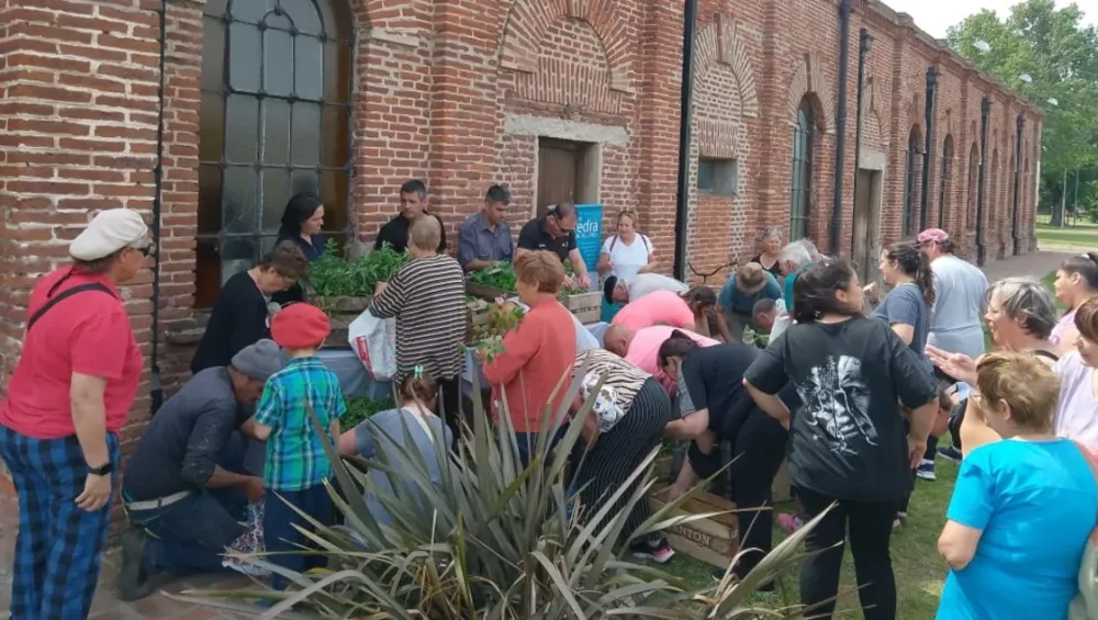 La cárcel de Saavedra entregó 1500 plantines de verduras y hortalizas a vecinos de la zona