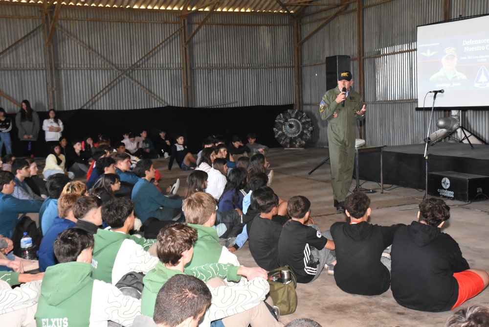 Charla abierta del Comodoro Luis Briatore en el Aero Club Pigüé