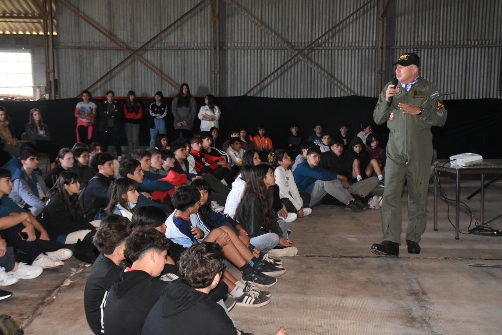 Charla abierta del Comodoro Luis Briatore en el Aero Club Pigüé