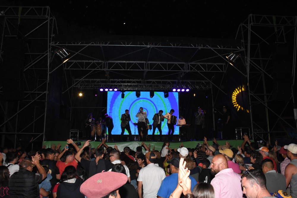 Los Palmae y un gran show en el cierre de los festejos en Saavedra