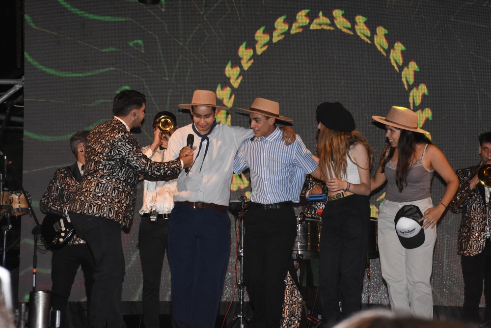 Los Palmae y un gran show en el cierre de los festejos en Saavedra