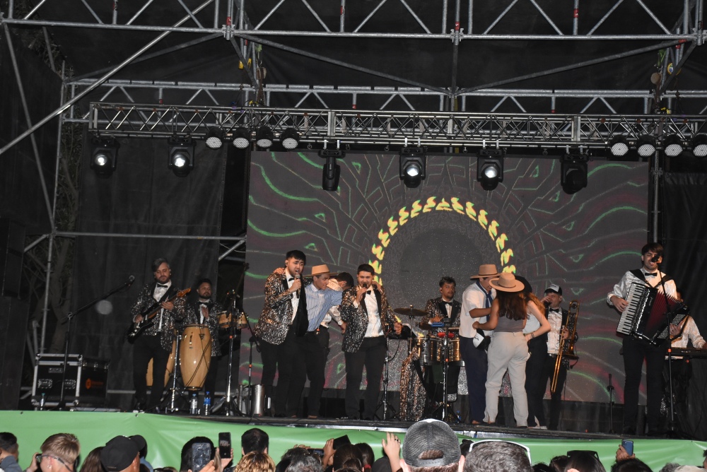 Los Palmae y un gran show en el cierre de los festejos en Saavedra