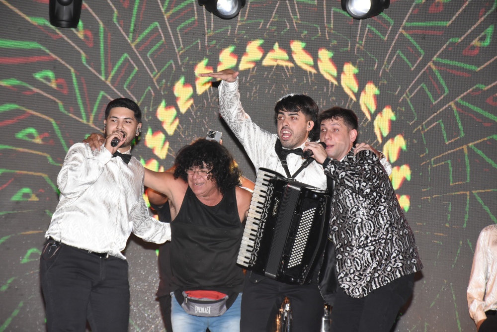 Los Palmae y un gran show en el cierre de los festejos en Saavedra