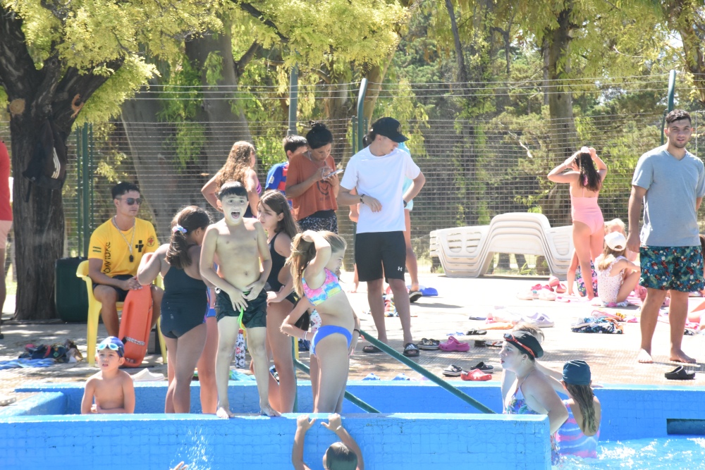 Encuentro de natación y recreación en el marco de “Escuelas Abiertas de Verano”