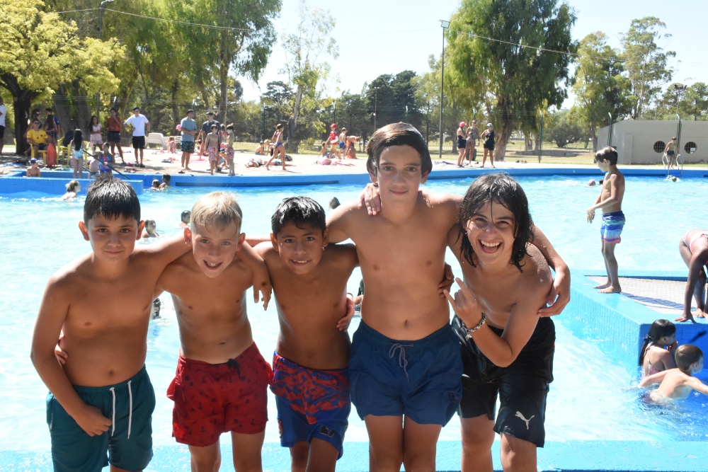 Encuentro de natación y recreación en el marco de “Escuelas Abiertas de Verano”