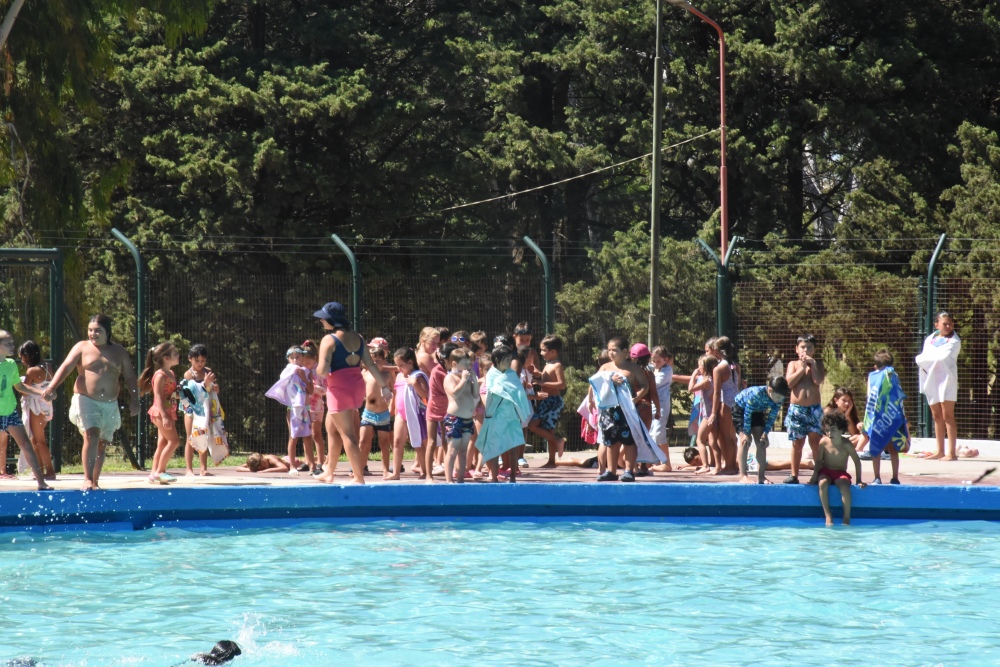 Encuentro de natación y recreación en el marco de “Escuelas Abiertas de Verano”