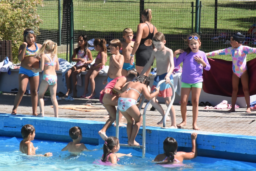 Encuentro de natación y recreación en el marco de “Escuelas Abiertas de Verano”