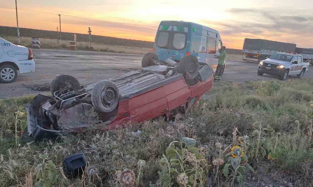 Volcó su auto en la Ruta 33 y debió ser hospitalizado