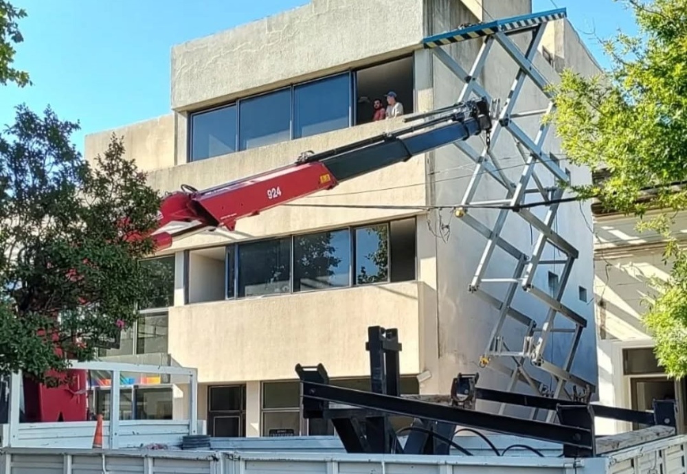 Accidente con elevador hidráulico tipo tijera en calle Ciudad de Rodez