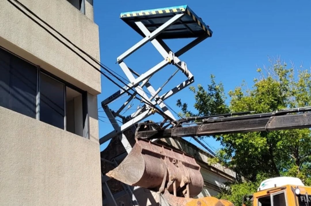 Accidente con elevador hidráulico tipo tijera en calle Ciudad de Rodez