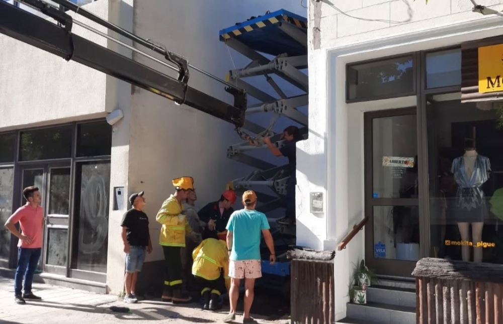 Accidente con elevador hidráulico tipo tijera en calle Ciudad de Rodez