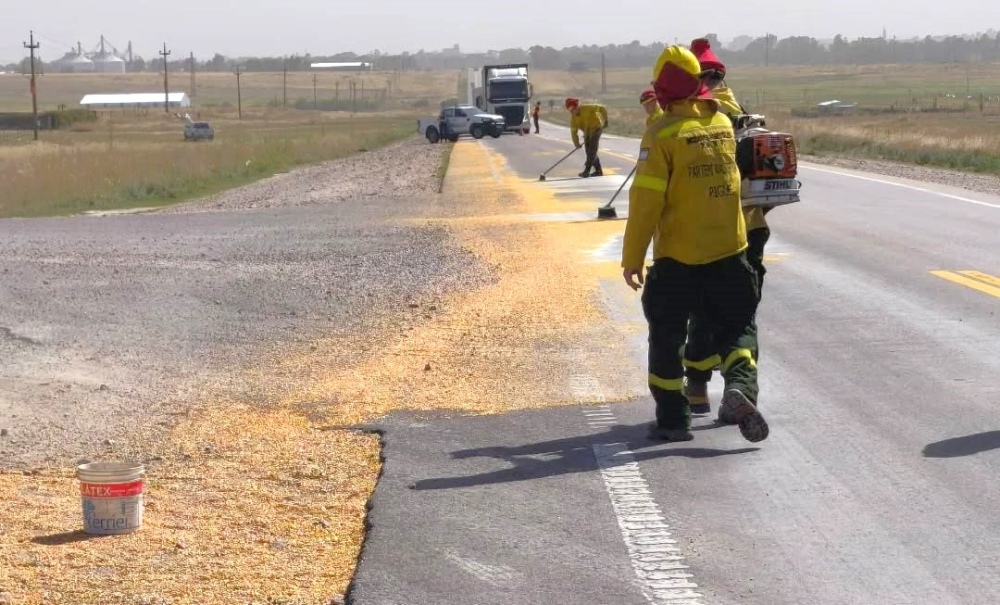 Derrame de Cereal en la Ruta 33: Bomberos Voluntarios realizaron tareas de limpieza