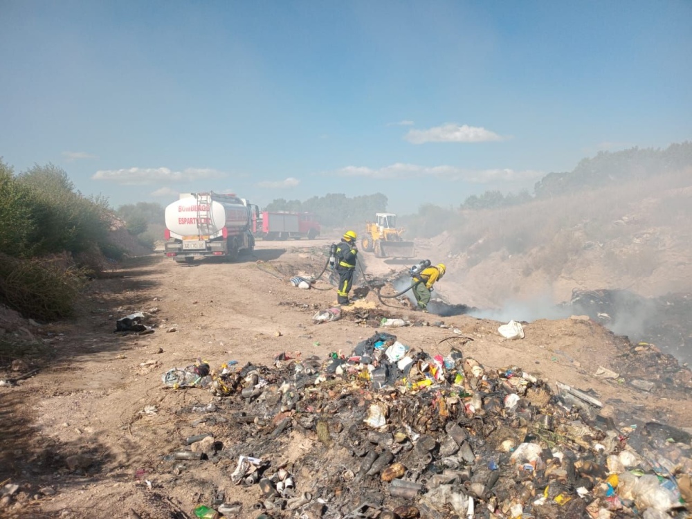 Bomberos de Espartillar intervinieron en incendio en el basurero local