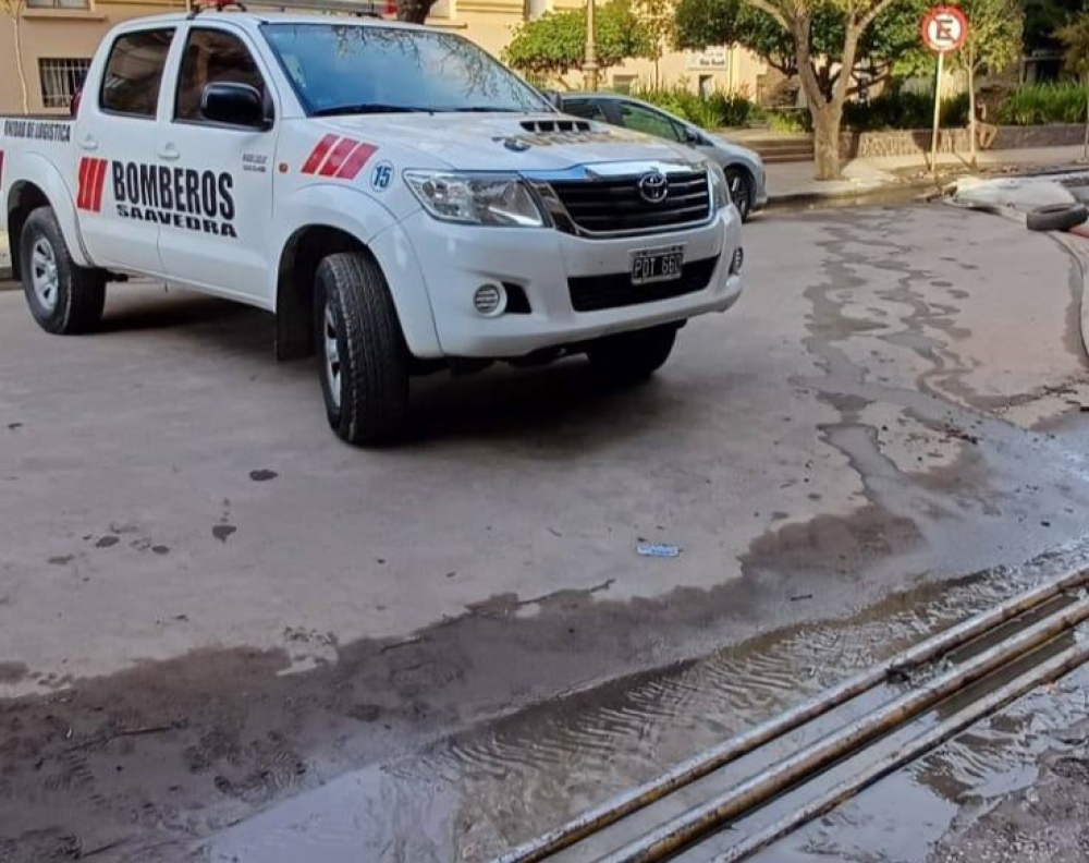 Bomberos de Saavedra trabajan en el drenaje de agua en Bahía Blanca