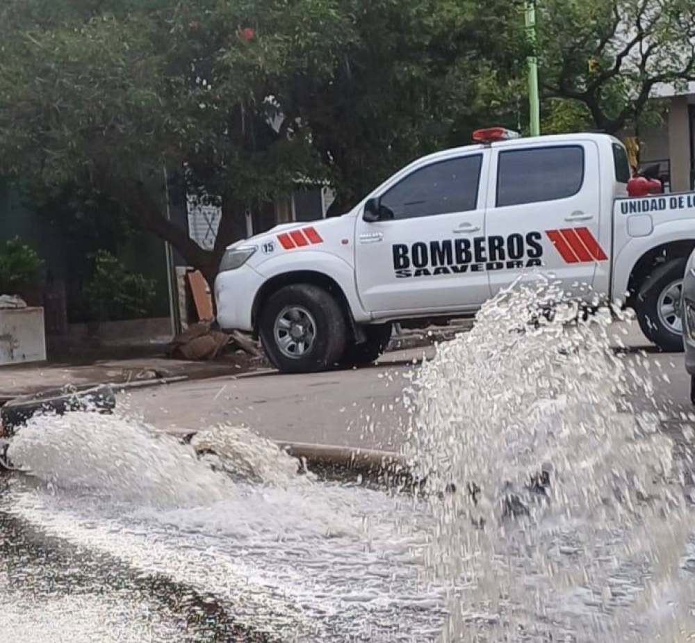 Bomberos de Saavedra trabajan en el drenaje de agua en Bahía Blanca