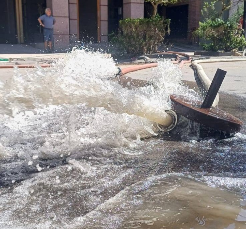 Bomberos de Saavedra trabajan en el drenaje de agua en Bahía Blanca