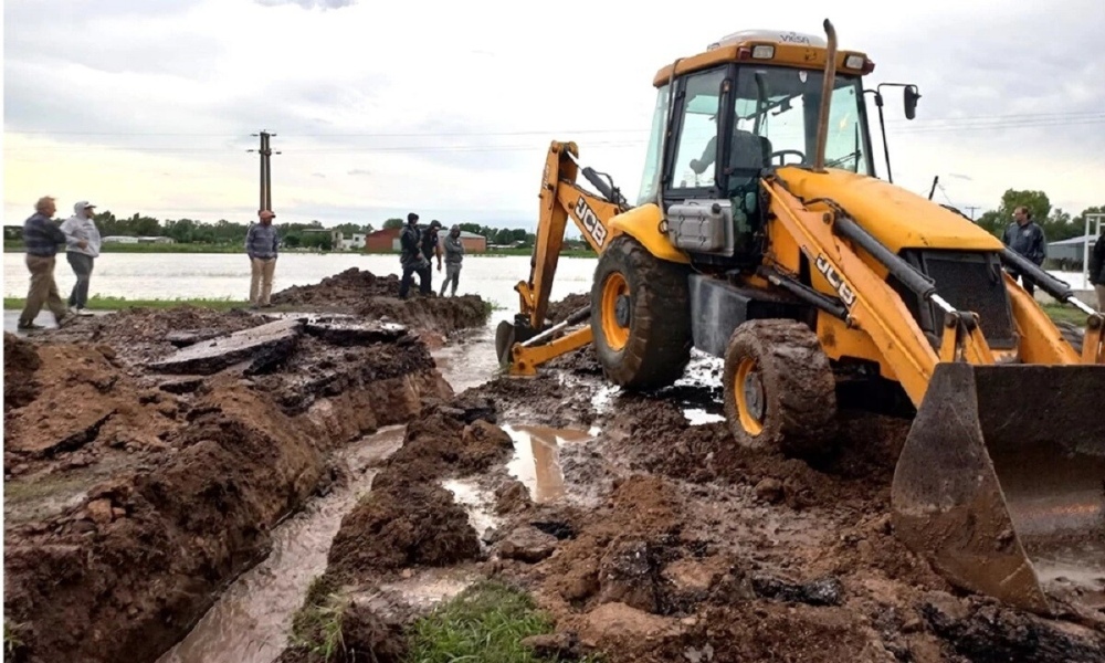 Emergencia en Carhué por la lluvia: ”Tuvimos que cortar la ruta para que drene el agua”