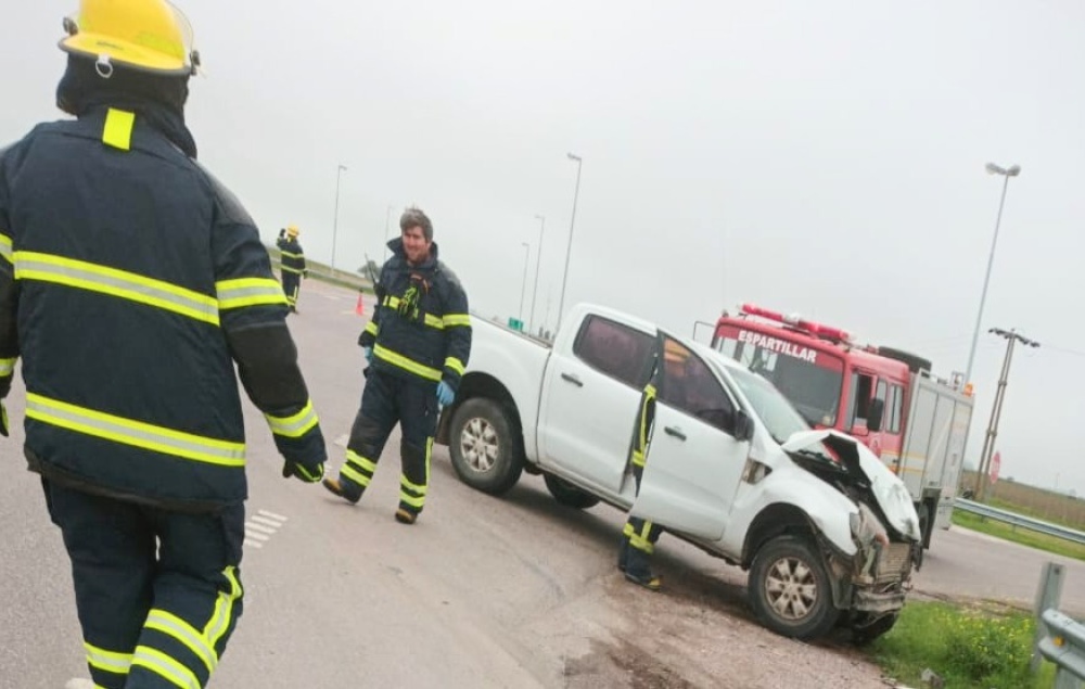 Choque entre dos camionetas en el acceso a Espartillar