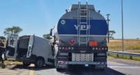 Fuerte choque entre camión de combustible y camioneta en la intersección de las rutas 60 y 33