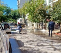 Bomberos de Saavedra trabajan en el drenaje de agua en Bahía Blanca