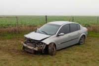 Accidente en el acceso a Espartillar: un vehículo impactó contra un banco de cemento y una palmera