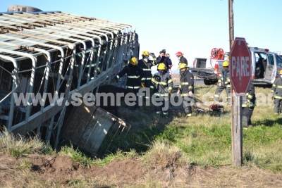 VOLCÓ UN CAMIÓN CON HACIENDA EN LA 33