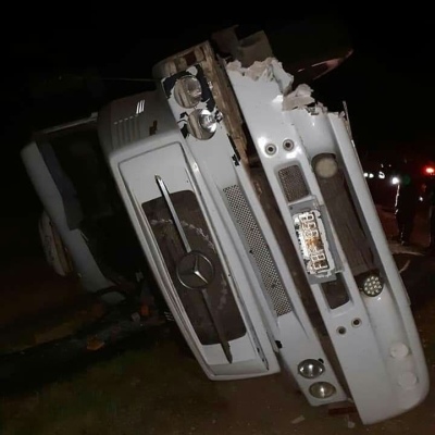 VOLCÓ UN CAMION EN LA RUTA 33