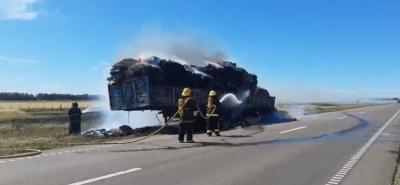 RUTA 33: SE INCENDIO UN CAMION CON FARDOS DE CARTON