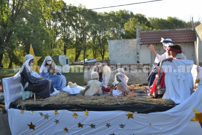 DESFILE DE CARROZAS POR LA CIUDAD DE PIGÜÉ